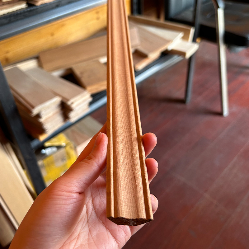 Moldura de corona de cedro rojo occidental