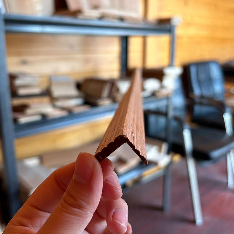 Modura de esquinas de cedro rojo occidental