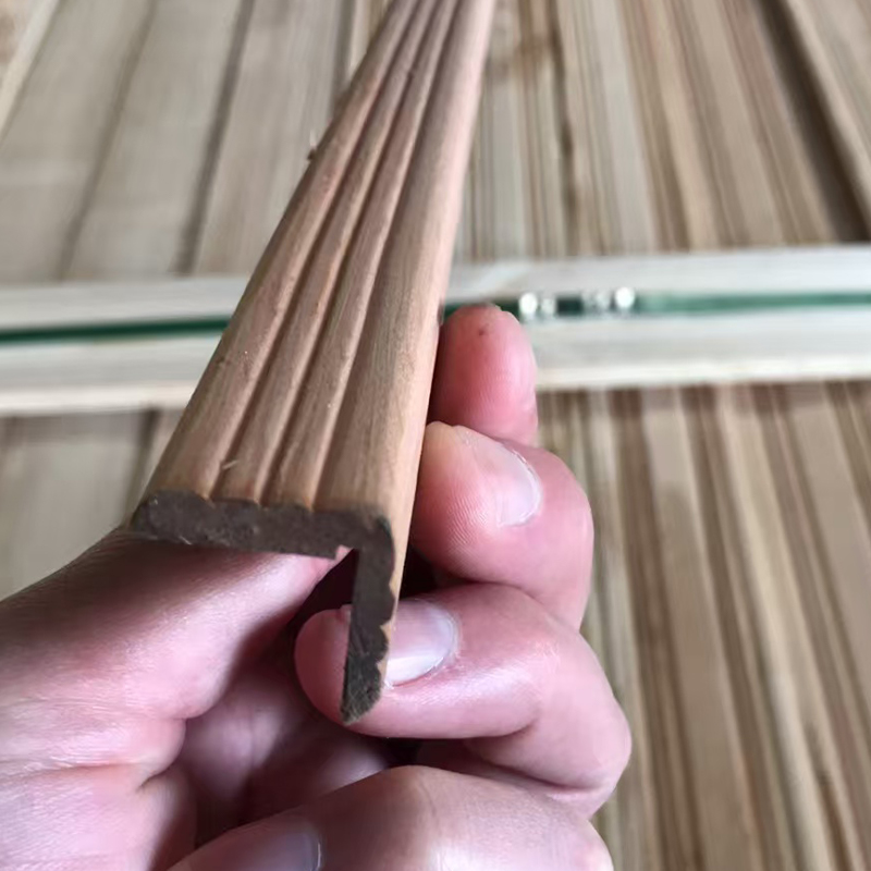 Modura de esquinas de cedro rojo occidental